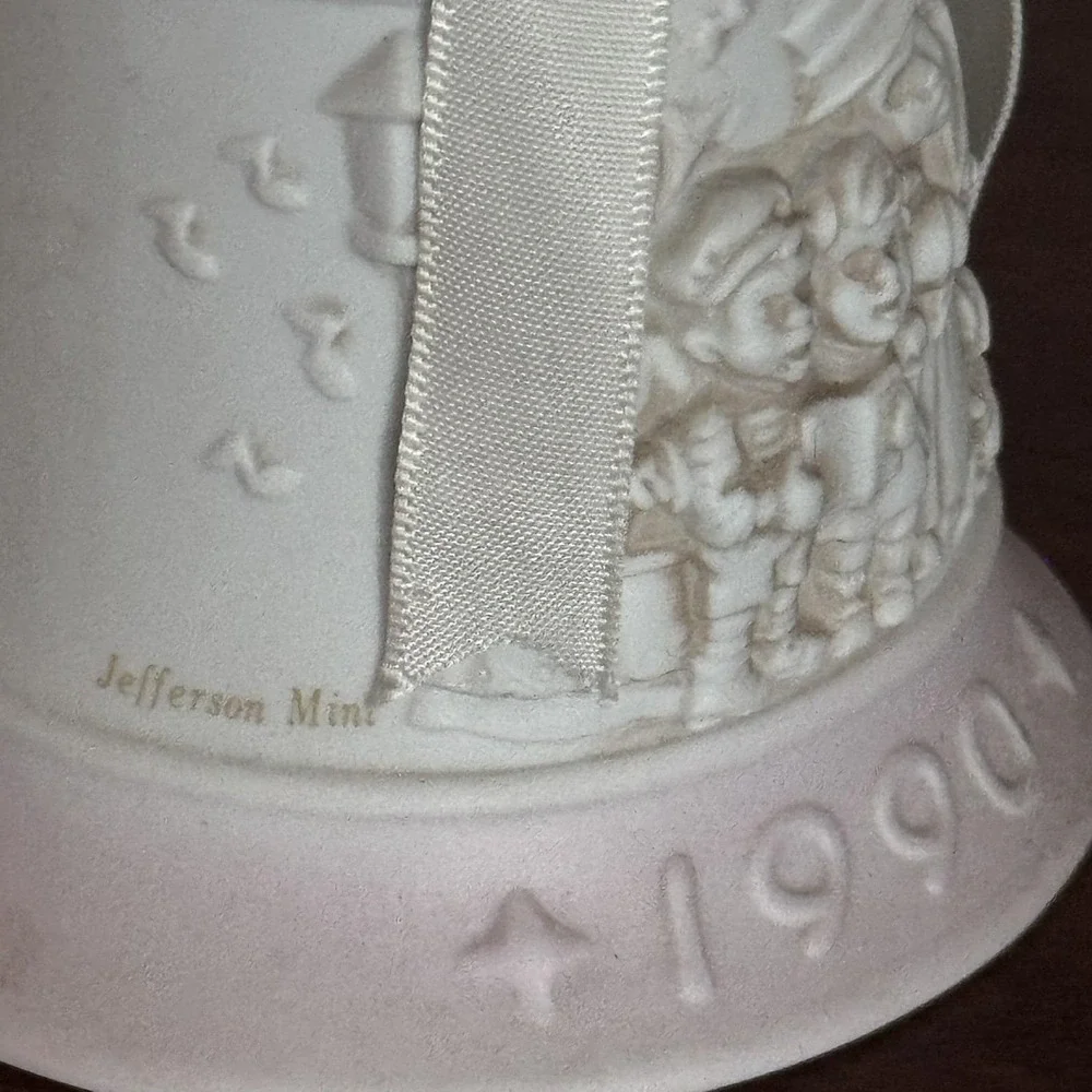 Vtg Jefferson Mint Christmas Bell Limited Edition 1990 Caroler‎